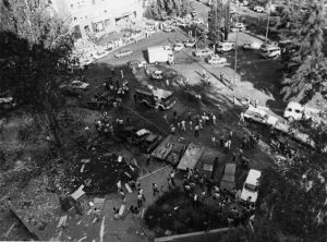 ETA mató a ocho guardias civiles en un atentado con coche bomba perpetrado en la Plaza de la República Dominicana, en 1986 en Madrid.